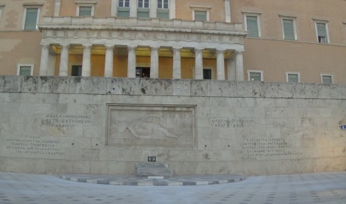 Sculptura din marmură, înfăţişând trupul dezgolit al unui soldat căzut la datorie pe câmpul de luptă, Mormântul soldatului necunoscut, Atena