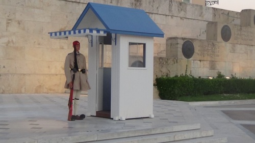 Soldat din Garda Prezidenţială, de pază la Mormântul soldatului necunoscut, Atena