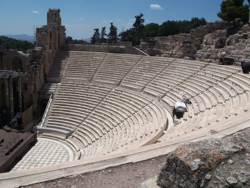 Auditoriumul împărţit în două sectoare a câte 32 de rânduri, Odeonul lui Herod Atticus, Atena