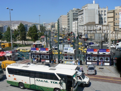 Traseul spre staţia de metrou din Pireu, situată la piciorul drept al podului pietonal 
