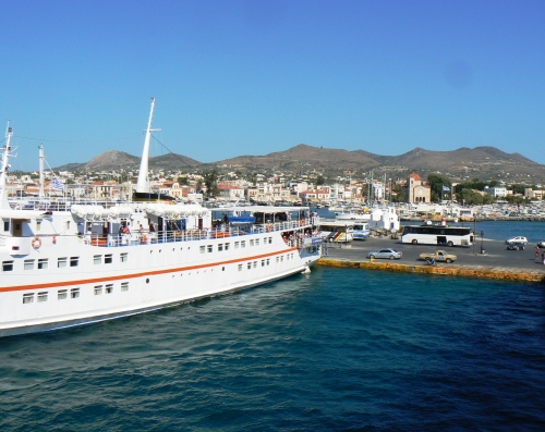 Feriboturi ancorate în portul Egina (Aegina), din care debarcă zilnic mii şi mii de pasageri sosiţi din Pireu, insula Egina (Aegina)