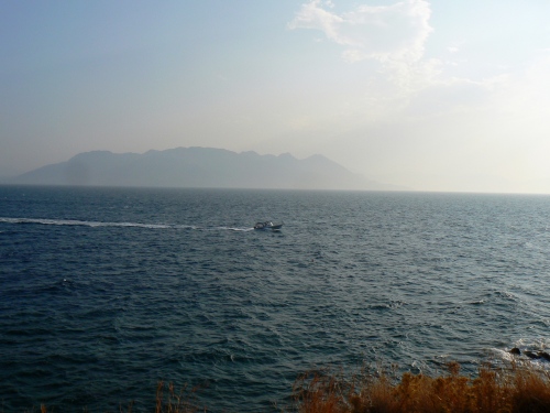 Priveliştea oferită asupra insulei Moni din capătul sudic al peninsulei Perdika, insula Egina (Aegina)